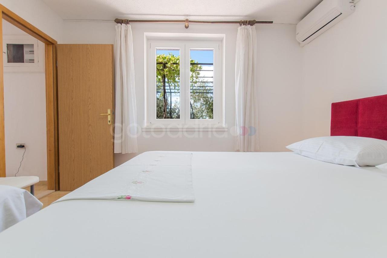 Near The Beach Apartments Jagodia Brela Exterior foto